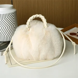 sac à main seau en fausse fourrure blanc – doux avec cordons et anses tressées tendance hiver