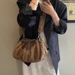 sac à main hiver avec texture en fourrure