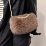 sac à main tendance en fausse fourrure avec décoration perlée