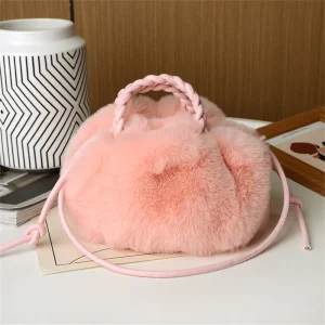 sac à main seau en fausse fourrure rose – doux avec cordons et anses tressées tendance hiver