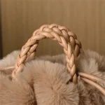 sac à main seau en fausse fourrure beige tendance hiver