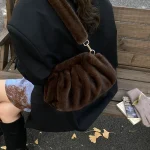 modèle de sac marron en fourrure