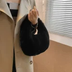 sac hobo en fausse fourrure noire tendance hiver
