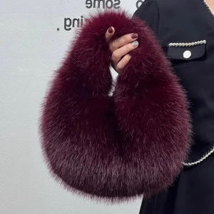 Sac À Main En Fausse Fourrure Bordeaux – Modèle Hobo Doux Tendance Et Chaleureux Pour L’hiver