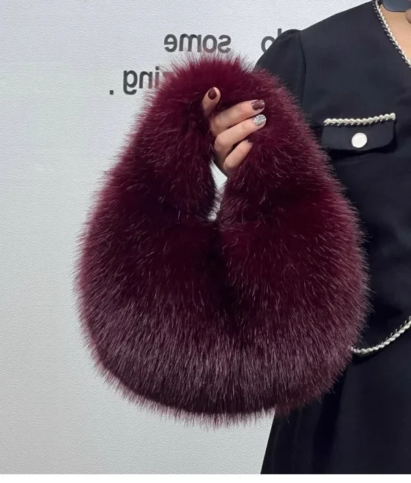 Sac À Main En Fausse Fourrure Bordeaux – Modèle Hobo Doux Tendance Et Chaleureux Pour L’hiver
