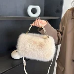 sac chic en fausse fourrure beige et perles