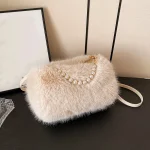 sac à main en fausse fourrure beige avec chaîne