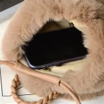 sac à main en fausse fourrure beige idéal pour l'hiver