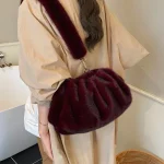sac à main doux en fourrure bordeaux