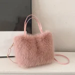 sac à main en fourrure rose élégant