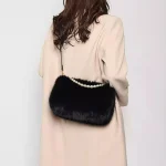 accessoire chic en fausse fourrure noire