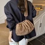 sac fourrure élégant pour la saison froide