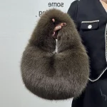 sac hobo en fausse fourrure marron tendance pour l'hiver