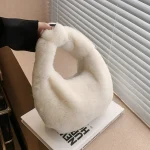 Sac À Main Hobo En Fausse Fourrure Blanche – Doux Chic Et Tendance Pour L’hiver