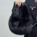 sac noir en fourrure douce au style hivernal