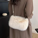 sac élégant en fausse fourrure avec accessoires en perles