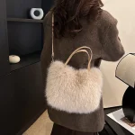 sac à main chic en fourrure douce beige