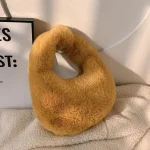 Sac À Main Hobo En Fausse Fourrure Jaune – Doux Chic Et Tendance Pour L’hiver