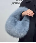 sac à main en fausse fourrure gris bleuté élégant