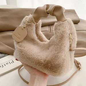 sac à main femme beige en fausse fourrure – sac doux tendance avec poignée design et bandoulière