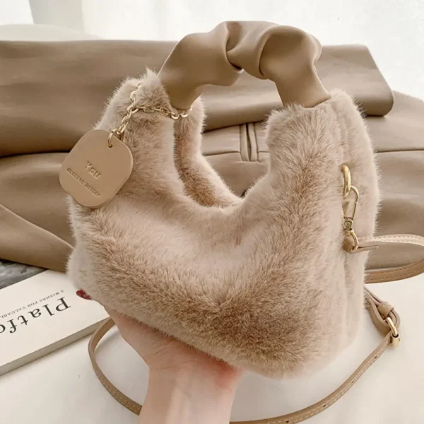 sac à main femme beige en fausse fourrure – sac doux tendance avec poignée design et bandoulière