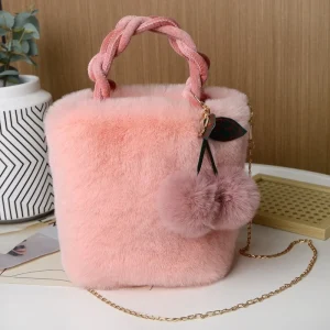 sac à main en fausse fourrure rose poignée tressée et pompons cerise – sac tendance hiver