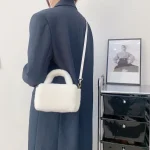sac à main chic en fourrure blanche pour l'hiver