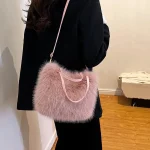 sac fourrure rose tendance et stylé