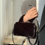 sac fourrure noire élégant pour l'hiver