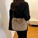 sac en fourrure marron élégant pour l'hiver