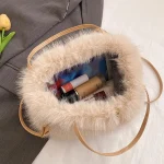 sac à main doux en fourrure couleur beige