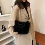 sac fourrure noir tendance