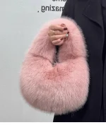 sac à main en fausse fourrure rose élégant et doux