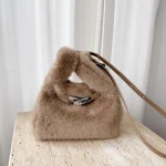 sac à main en fourrure synthétique marron clair