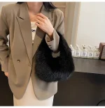 sac élégant en fausse fourrure pour l'hiver