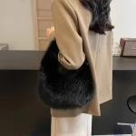 sac à main en fausse fourrure noire luxueux