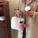 sac tendance en fausse fourrure blanche et pompons cerise