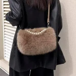 sac marron chic en faux pelage avec perles