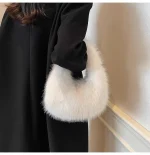sac fourré blanc style luxe doux adapté à la saison froide
