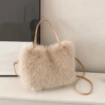 sac en fourrure beige élégant pour l'hiver