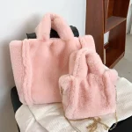 sac à main en fausse fourrure rose pâle élégant