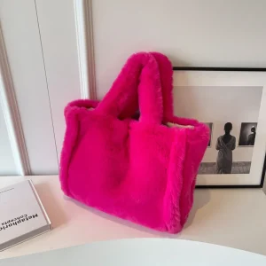 sac à main en fausse fourrure rose fuschia – sac d’hiver doux tendance et élégant