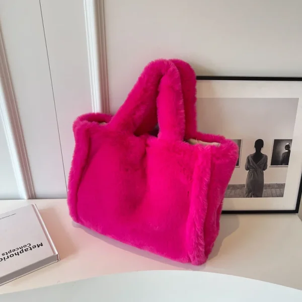 sac à main en fausse fourrure rose fuschia – sac d’hiver doux tendance et élégant