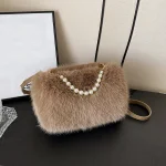 sac à main marron moderne avec design en fausse fourrure