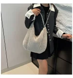 sac à main en fourrure hobo gris tendance