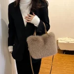 accessoire de mode hivernal sac à main en fourrure