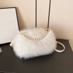 sac à main en fausse fourrure blanche avec chaîne de perles
