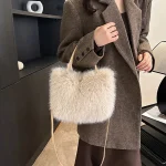 sac trendy en fourrure pour un look hivernal