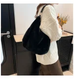 sac hobo noir chic et chaleureux
