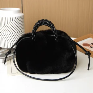 sac à main seau en fausse fourrure noire – doux avec cordons et anses tressées tendance hiver